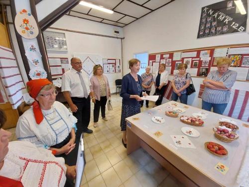 16-Cseke Ferencné Marika néni nyitotta meg a Helyi Hagyományőrző Kézműves Szakkör kiállítását a volt iskola emeletén