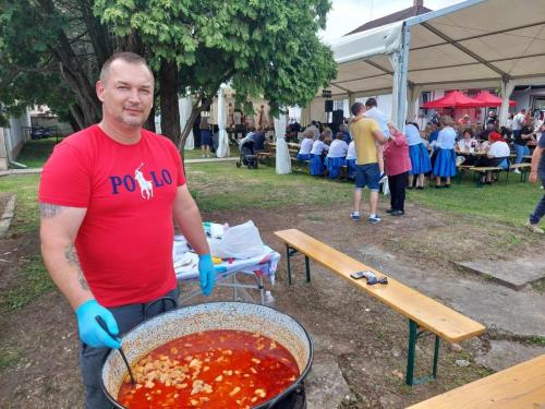 32 A Közreműködők, fellépők kalória-ellátásáról külön gondoskodtunk